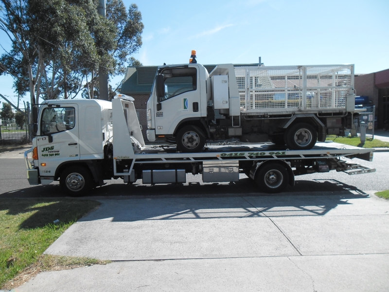 JDS Towing Towing Large Vehicles
